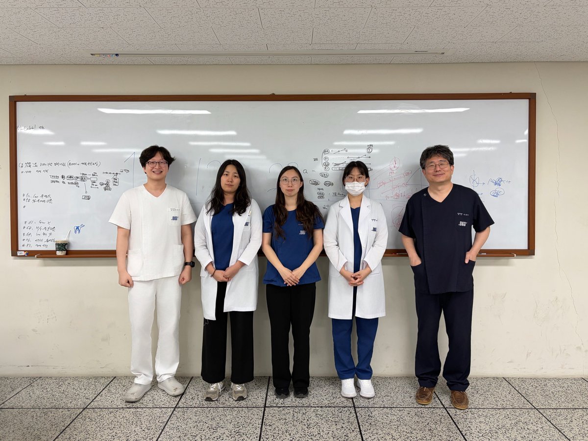 매주 목요일 야간에 진행하는 단국대학교 치과대학 본과 3학년의 실습. 이제 다음주부터는 인공치가 아닌 자연치(실제 인간 치아)로 실습이 진행됩니다. 모형치를 넘어선 것은 단국대학교 치과대학 종합임상실습 교육의 진전입니다. 실제 치아를 다루기 위한 IRB 면제 승인도 몇번의 반려끝에