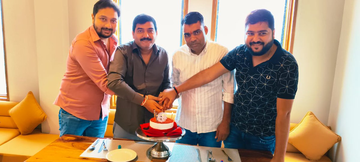 संघर्षों के साथी, हर सुख-दुःख में साथ रहने वाले,मृदुभाषी,मिलनसार विलक्षण प्रतिभा के धनी मेरे अतिप्रिय छोटे भाई चंद्रभान यादव आपको जन्मदिवस की हार्दिक बधाई शुभकामनाएं।

भगवान श्रीरामचंद्र जी की कृपा सदैव आप पर बनी रहे...
आप हमेशा स्वस्थ रहे,दीर्घायु हो...