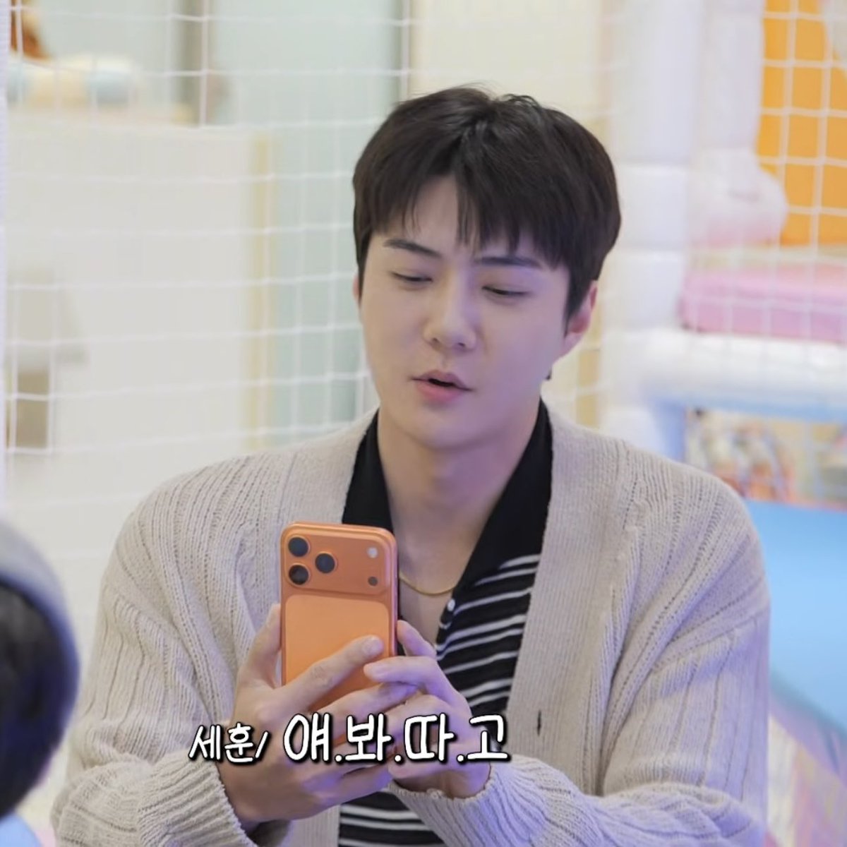 on another note, sehun really switched to the orange iphone 17 pro! ㅋㅋㅋ