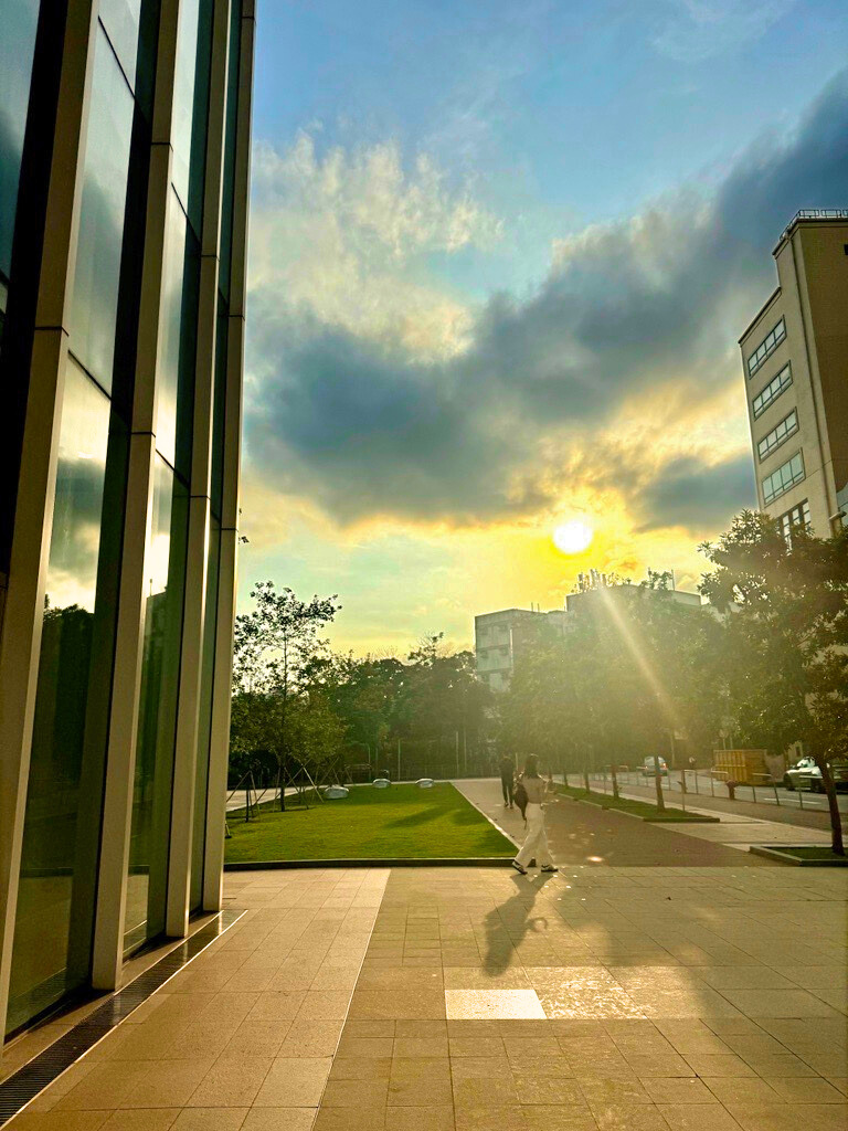 ☀️The sun is turning the whole campus into a spotlight. With bright rays and long shadows, it’s the perfect moment to step out with confidence—walk like you own the center stage!

#HKBU #HKBUalumni #HKBUcommunity