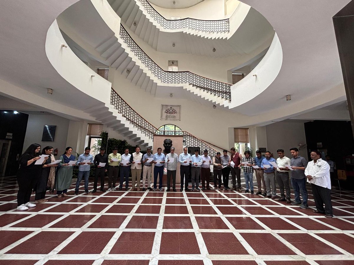 PDUNASS's tweet image. Celebrating #RashtriyaEktaDiwas, staff and officers of PDUNASS took the Unity Pledge in the presence of Shri Kumar Rohit, Director, reaffirming their commitment to national unity and integrity. 🇮🇳
#UnityDay #EkBharatShreshthaBharat #PDUNASS @officialepfo @_KumarRohit