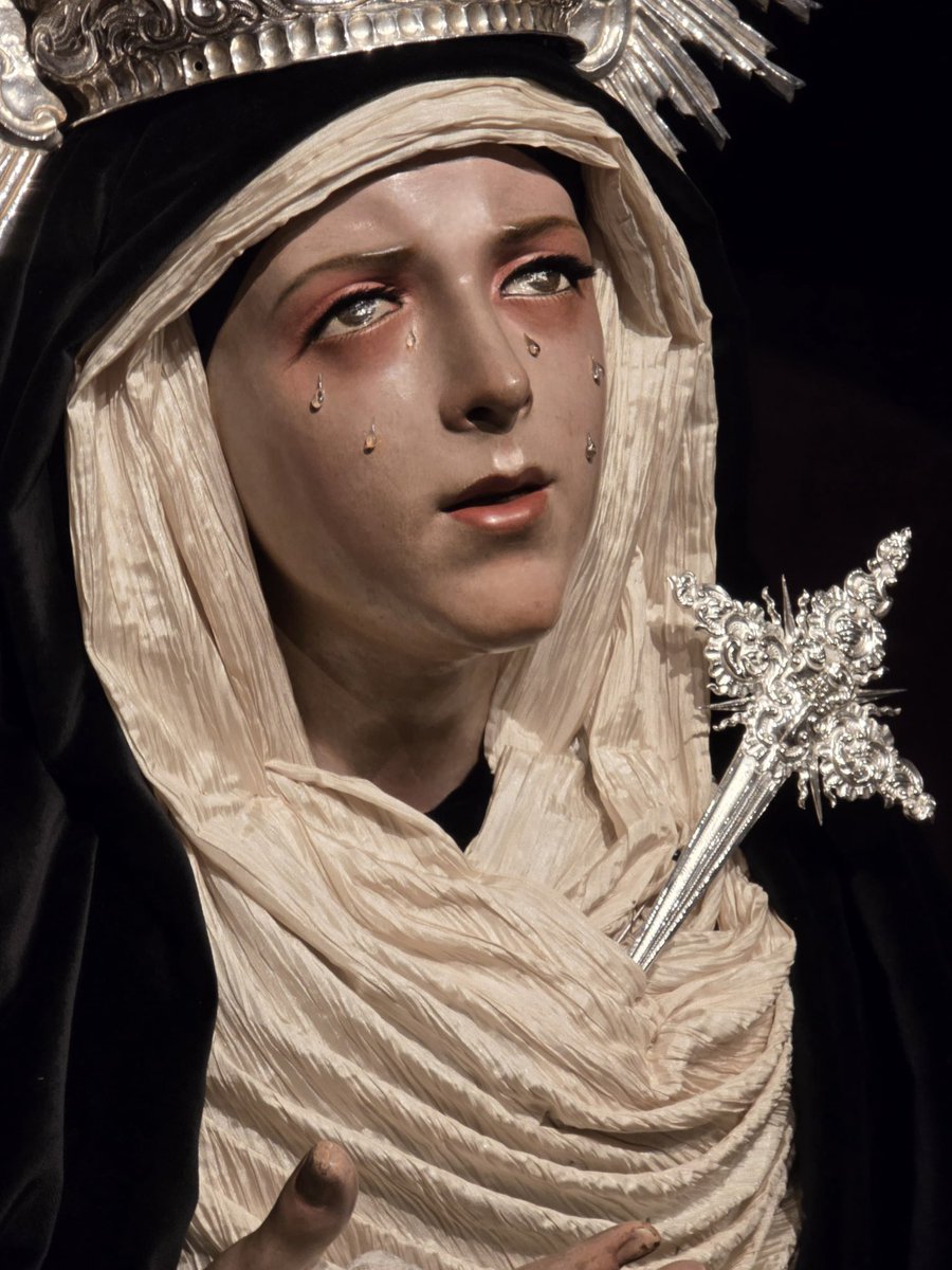 HdadCarreteria's tweet photo. Ya se encuentra Ntra Sra del Mayor Dolor en su Soledad de luto por nuestros Hermanos difuntos, recordándonos con su silencio y recogimiento la esperanza en la Resurrección y la promesa de la vida eterna.

📸: @SantiagoBendala https://t.co/6odSv4LRMd