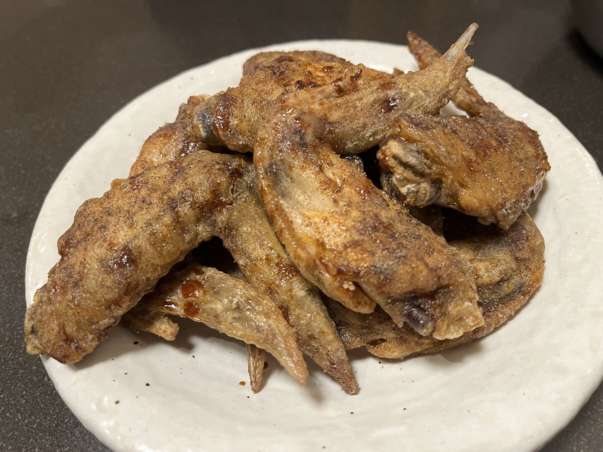 ハロウィンなのでおちゃさんのコスプレしながら、サイバー兄さんのコスプレした人と手羽先食べてる