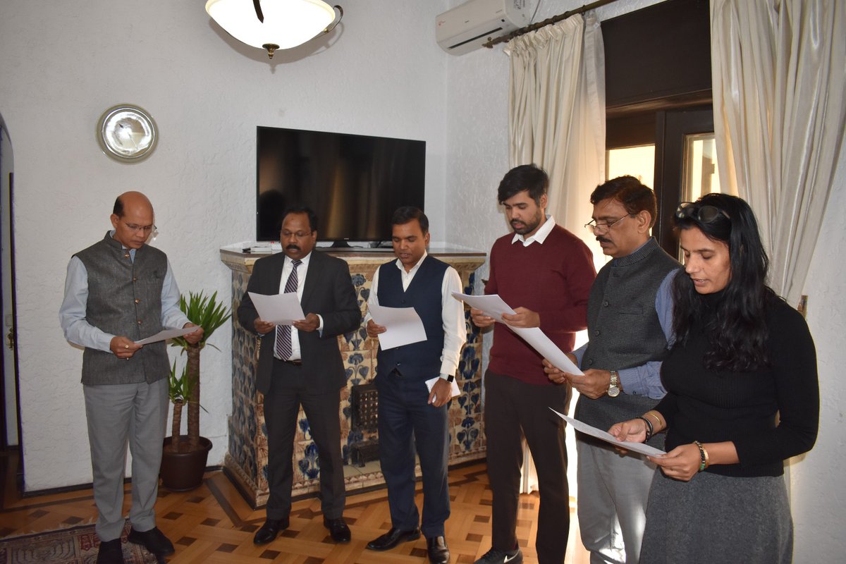 On the occasion of 150th birth anniversary of Sardar Vallabhbhai Patel and #RashtriyaEktaDiwas2025, Amb <a href="/manojifs/">Manoj Mohapatra</a> administered the Rashtriya Ekta Diwas pledge to officials of <a href="/eoiromania/">India in Romania</a> reaffirming our steadfast commitment to the unity, integrity, and security of our nation.
