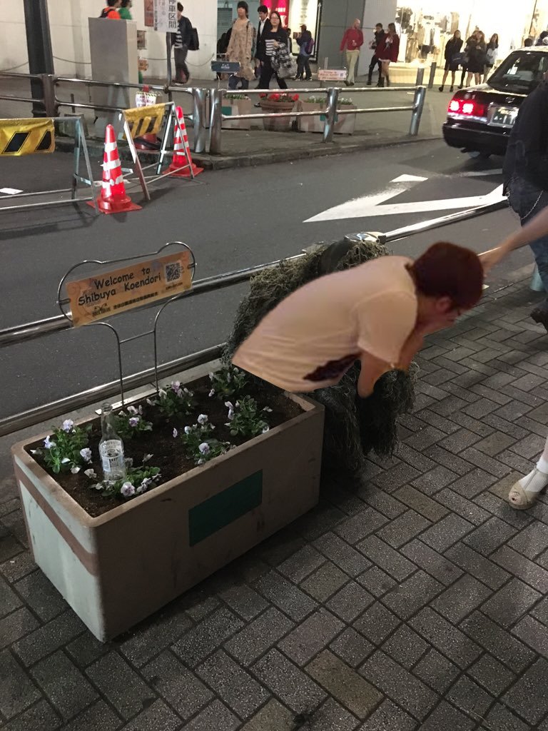 渋谷にヤバイやついたw
いきなり驚かしてくるコケケ🐔
#ハロウィン
