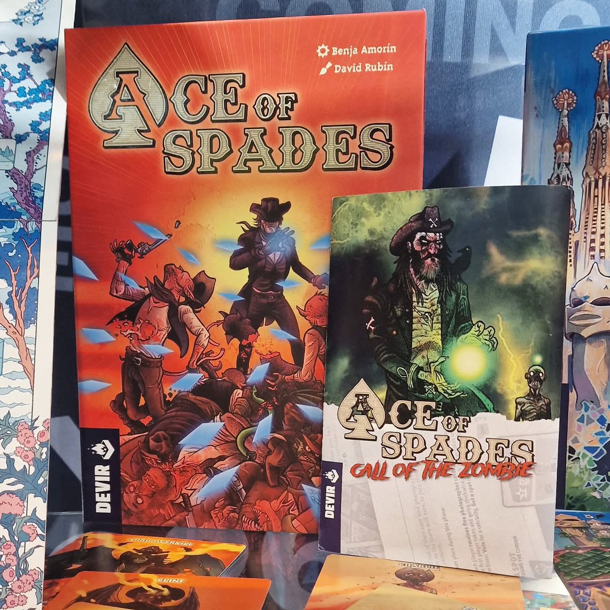 BenjaAmorin's tweet image. Ace Of Spades renace en Febrero de 2026 ♠️

En la feria de Essen, en la emblemática vitrina de novedades de Devir de 2026, apareció de nuevo (Déja Vu!) Ace Of Spades y, acechando en la sombra, la primera expansión Call Of The Zombie 🔥🤟