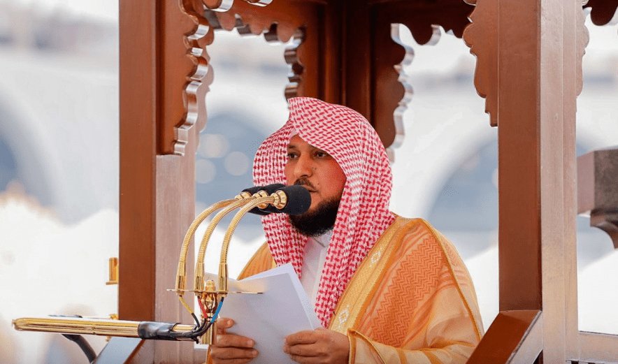SaudiNewsFR's tweet image. L'Imam et orateur de la mosquée sacrée de #Makkah 🕋, le Cheikh Dr Maher Al Mu'aiqily durant le sermon de ce vendredi:

« La vie est courte, et le bienheureux est celui qui la passe dans l'obéissance de son Seigneur. »