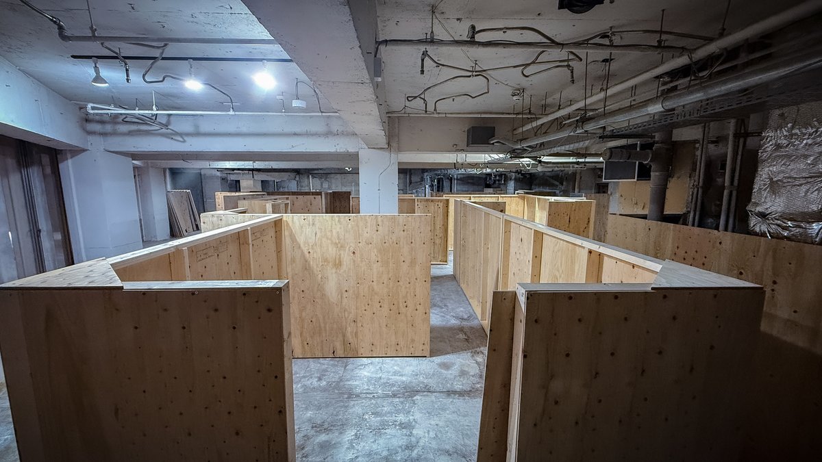 📦本日、制作したバリケードをゲームエリアに仮配置しました！

想定どおりのレイアウト感で、ついにフィールドの骨格が見えてきました👀
ここから動線や射線の微調整、固定・塗装へと進んでいきます！

📢このあと【19時頃〜】店舗からこのXアカウントでスペースを配信します！