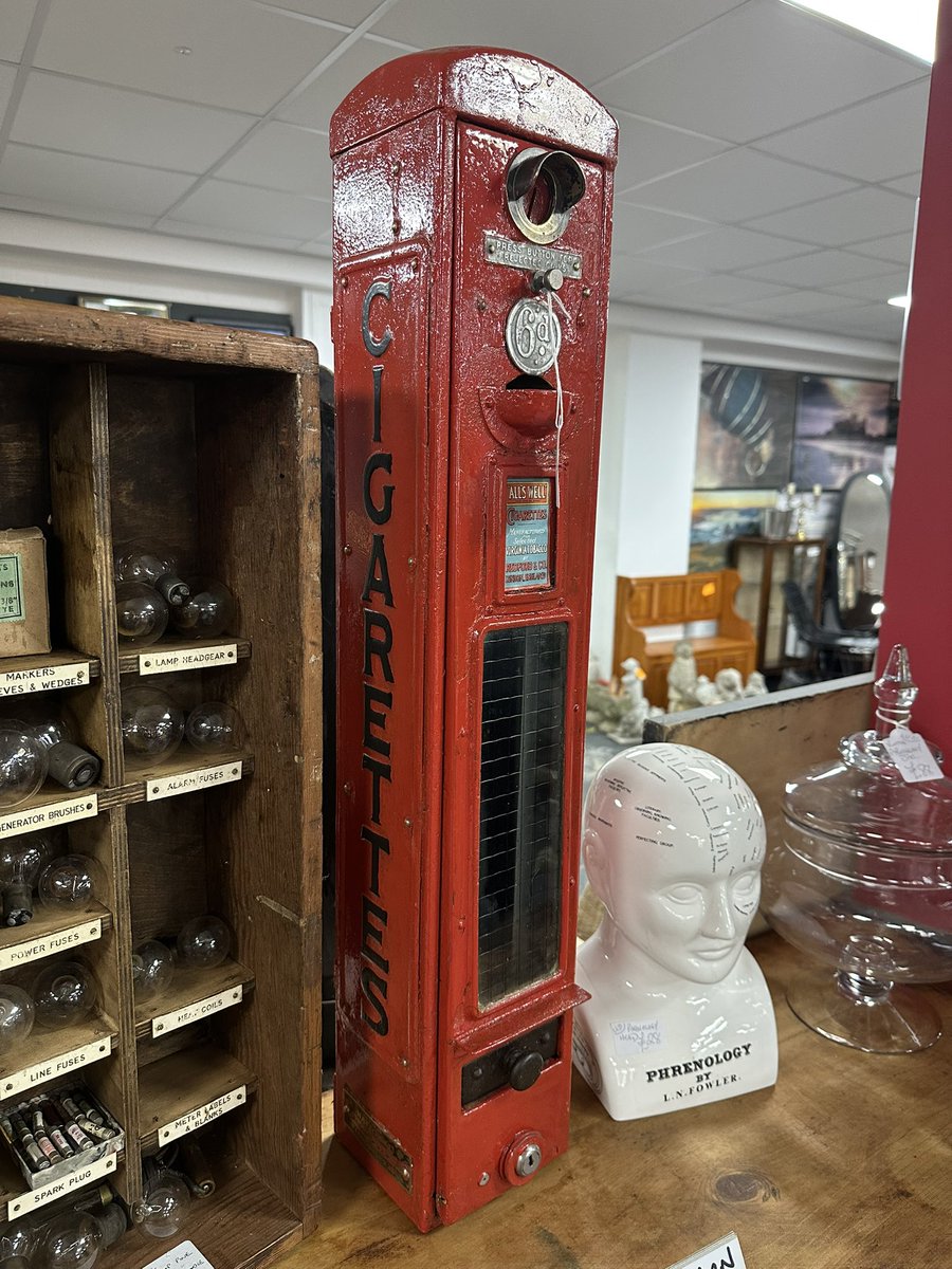 astraantiques's tweet image. Good morning! Happy Halloween and the last day of October 🎃
Open 10-5pm 
#30s40s #shopfront #tobbaconist #cigarettemachine #astraantiquescentre #hemswell #lincolnshire