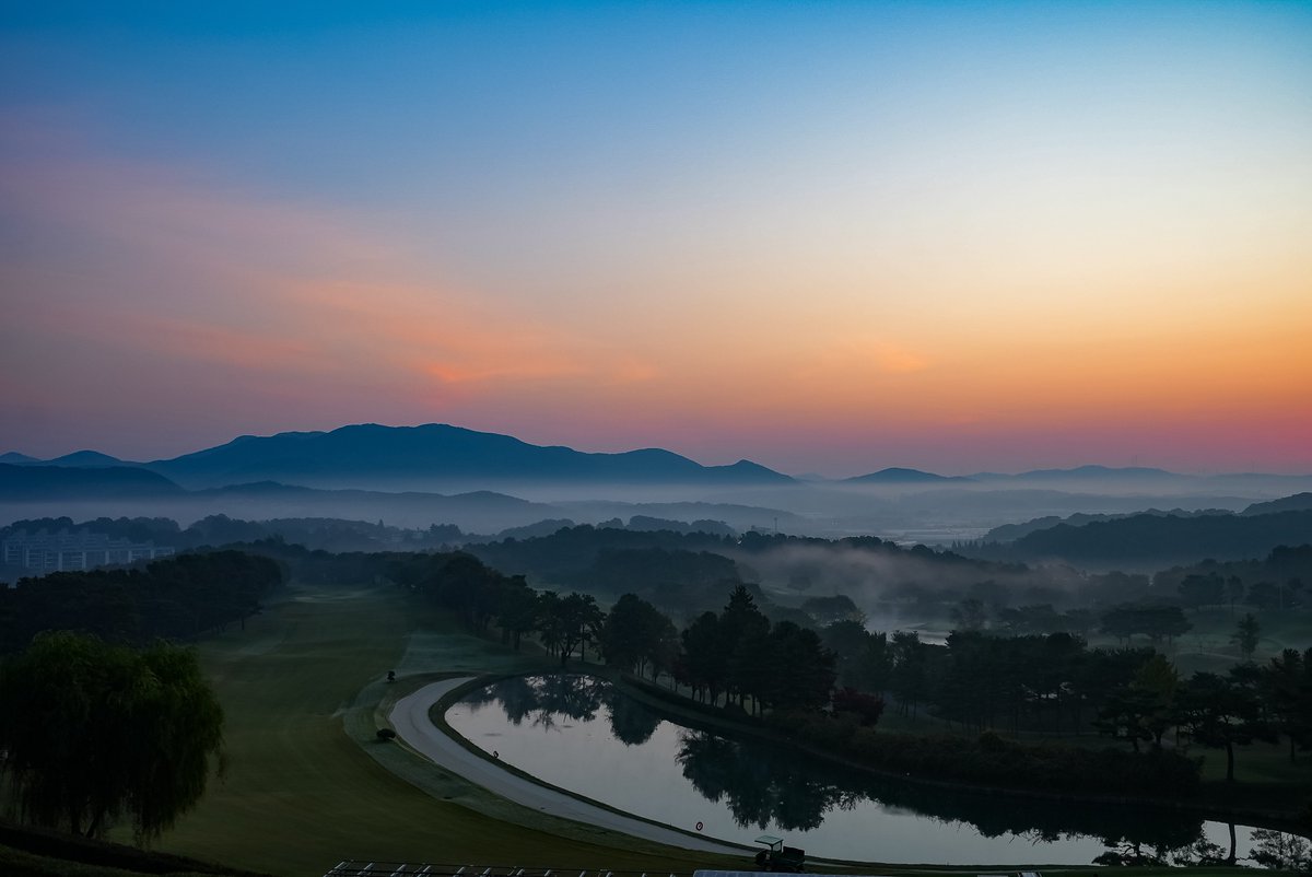 오늘은 단국대학교 개교기념일이자,
단국대학교 치과대학 1기이신 조용범 교수님께서 근속 30주년 표창을 받으신 뜻깊은 날입니다.
교수님께서는 시상과 관련된 별도의 기념 행사를 사양하셨기에, 어제 있었던 단국대학교 치과대학 치과보존학교실 동문 골프대회 자리에서 동문들의 마음을 담아