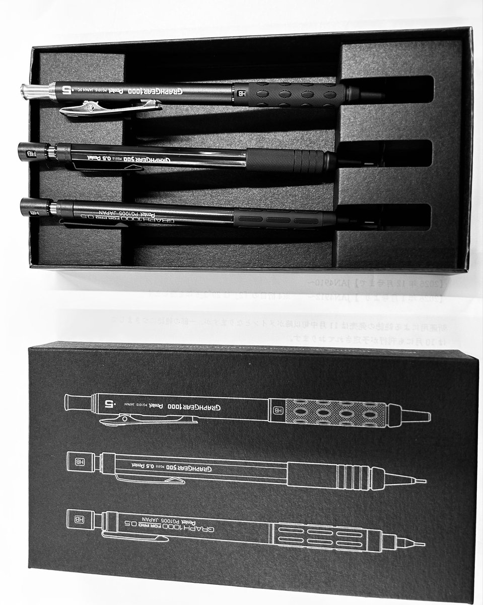 kitada9's tweet photo. ぺんてる製図用シャープペンシル60周年限定。グラフ1000 グラ���ギア500 グラフギア1000 #ぺんてる　#シャープペンシル　#グラフ　#グラフギア　#3本セット　#黒 #Drafting https://t.co/7ibeem5lim
