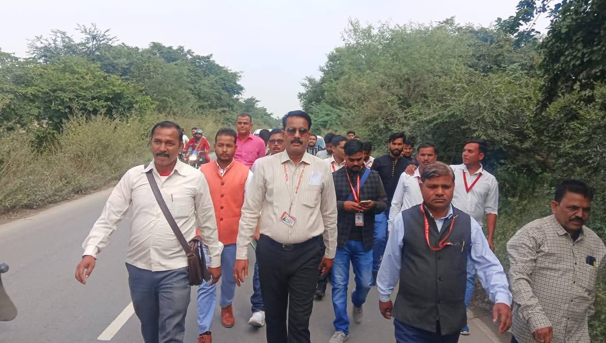 mediacellsp's tweet photo. पत्रकारों के उत्पीड़न, शोषण, अत्याचार और पत्रकारों की हत्याओं एवं पुलिसिया तथा भाजपाई उत्पीड़न के खिलाफ फर्रुखाबाद के पत्रकार पद यात्रा करके लखनऊ आ रहे हैं।

भाजपा सरकार समाज के हर जाति, धर्म, वर्ग, व्यक्ति के खिलाफ है और सच को दबाया जा रहा है, पत्रकारों की हत्याओं और उत्पीड़न में अभूतपूर्व वृद्धि भाजपा सरकार में हुई है जिसके कारण NCRB का आंकड़ा भी यही गवाही दे रहा है कि यूपी पत्रकारों और सामाजिक कार्यकर्ताओं के लिए अनसेफ है।