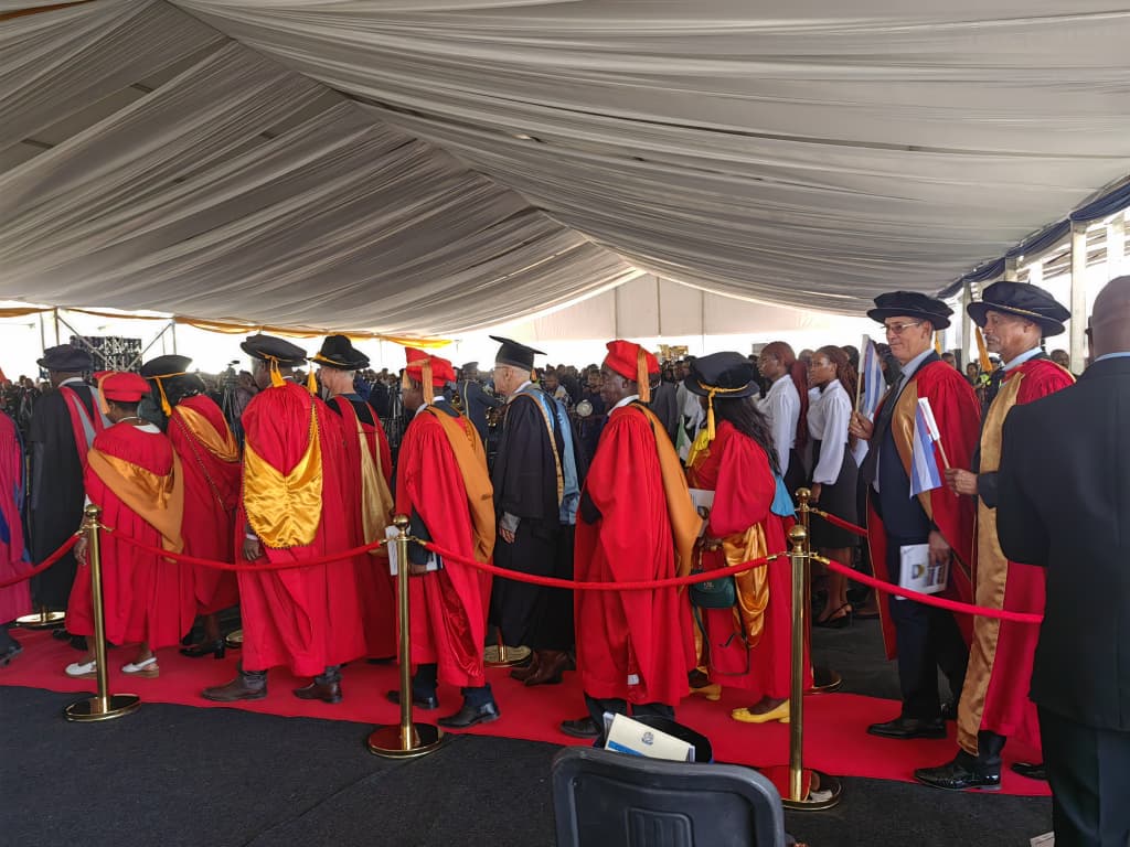 Ponderan colaboración de Cuba en graduación universitaria con asistencia de presidente de Zimbabwe misiones.cubaminrex.cu/es/articulo/po… <a href="/CubaMINREX/">Cancillería de Cuba</a> <a href="/chorens_marian/">Marian Chorens Cruz</a> <a href="/ZaiGM92/">Zailin Gaulhiac Moráguez</a> <a href="/SPerezMesa/">Susellys Pérez Mesa</a> <a href="/CubacooperaZ/">Cubacoopera Zimbabwe</a> <a href="/LuisEnr33483555/">Luis Enrique González Acosta</a>