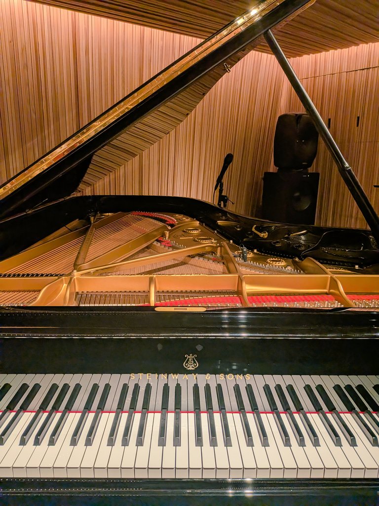 wakapaijazz's tweet image. 本日のハンブルクC、絶好調です。
19:30開演。
皆さまぜひ成城学園 The Moment Jazz Club まで足をお運びください！
themoment.tokyo/schedule/yuya_…
#PureImagination #若井優也 #西村知恵