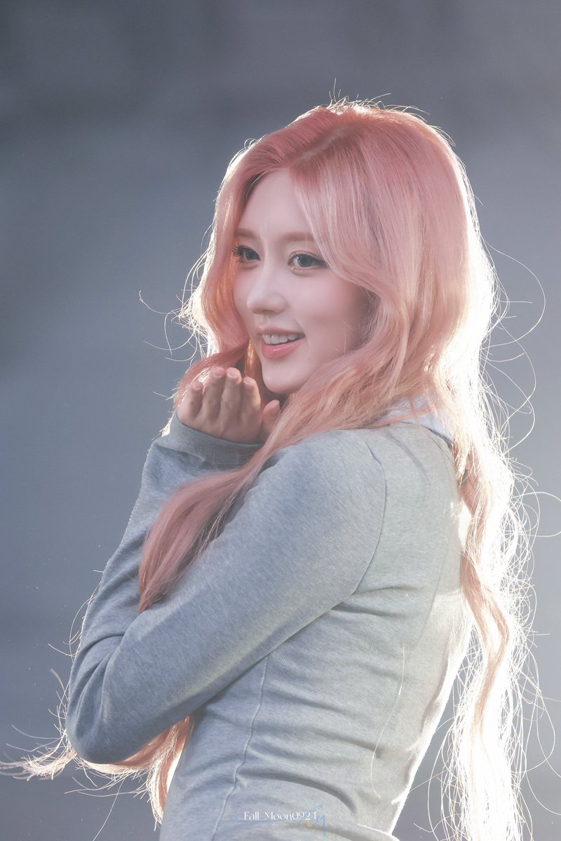 Fall_Moon0924's tweet image. 251031 Seoul🍁

🎀
#GAEUL  #김가을 #가을 #ガウル #IVE #아이브 #アイヴ