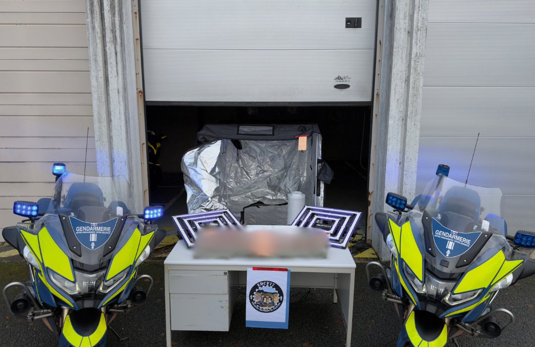 🚔Contrôle routier à Asnières-la-Giraud !

Le 27/10/25, les militaires du PMO de Saintes ont contrôlé un conducteur sur la commune.

Positif aux stupéfiants, une perquisition à son domicile a permis de découvrir 800 g d’herbe de cannabis et une chambre de culture.