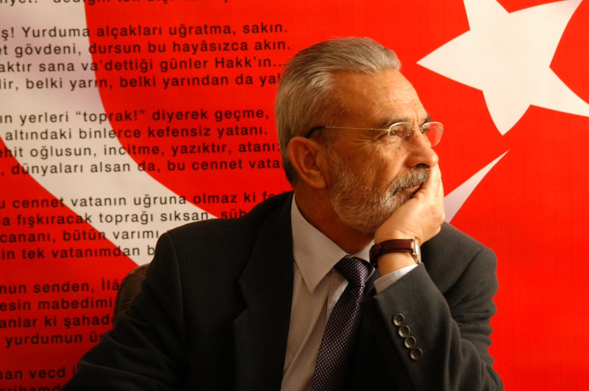 Herkese ilişkin olabilmek için kendine mahsus ve özgün olmaya, özgün olabilmek için de herkesin geçerliliğini tanımaya mecburuz. Düşüncelerin yalnızca bizim olabilmesi, o düşüncelerin aynı zamanda herkesin düşüncesi olma gücünü taşımasıyla mümkün.

İsmet Özel, Tahrir Vazifeleri