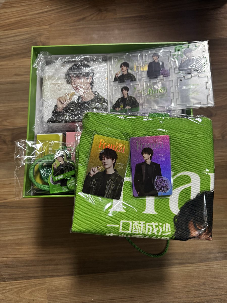 이보까까 무사히 도착함!!! 
굿즈 너무 이쁘다