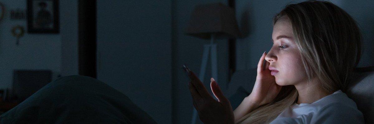 OKLaSalute's tweet image. 🖥️💡 La #luceblu dei device ostacola la rigenerazione della pelle, accelera l’invecchiamento e indebolisce le difese cutanee. Riduci luminosità, fai pause, scegli skincare antiossidante. 
📌Leggi qui: bit.ly/4okAmVI
#skincare #Protezione 🧴