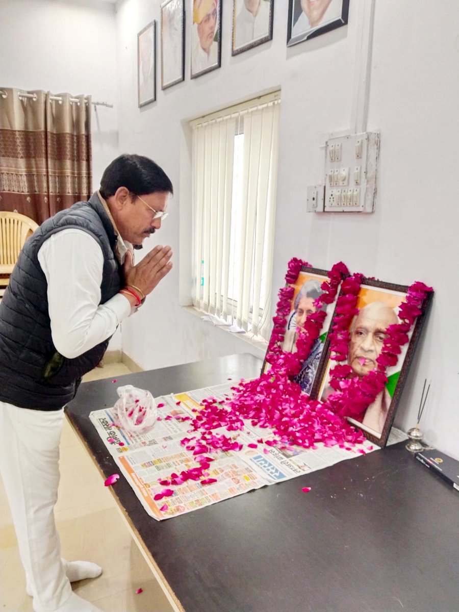 kumar_loth's tweet image. जिला कॉंग्रेस कार्यालय,चित्तौड़गढ़ में भारत की पूर्व प्रधानमंत्री आदरणीया इन्दिरा जी गाँधी की पुण्यतिथि व पूर्व गृहमंत्री आदरणीय सरदार वल्लभभाई पटेल जी की जयन्ती के अवसर पर पुष्पांजलि कर श्रद्धांजलि अर्पित की।
शत शत नमन।💐💐🙏🙏