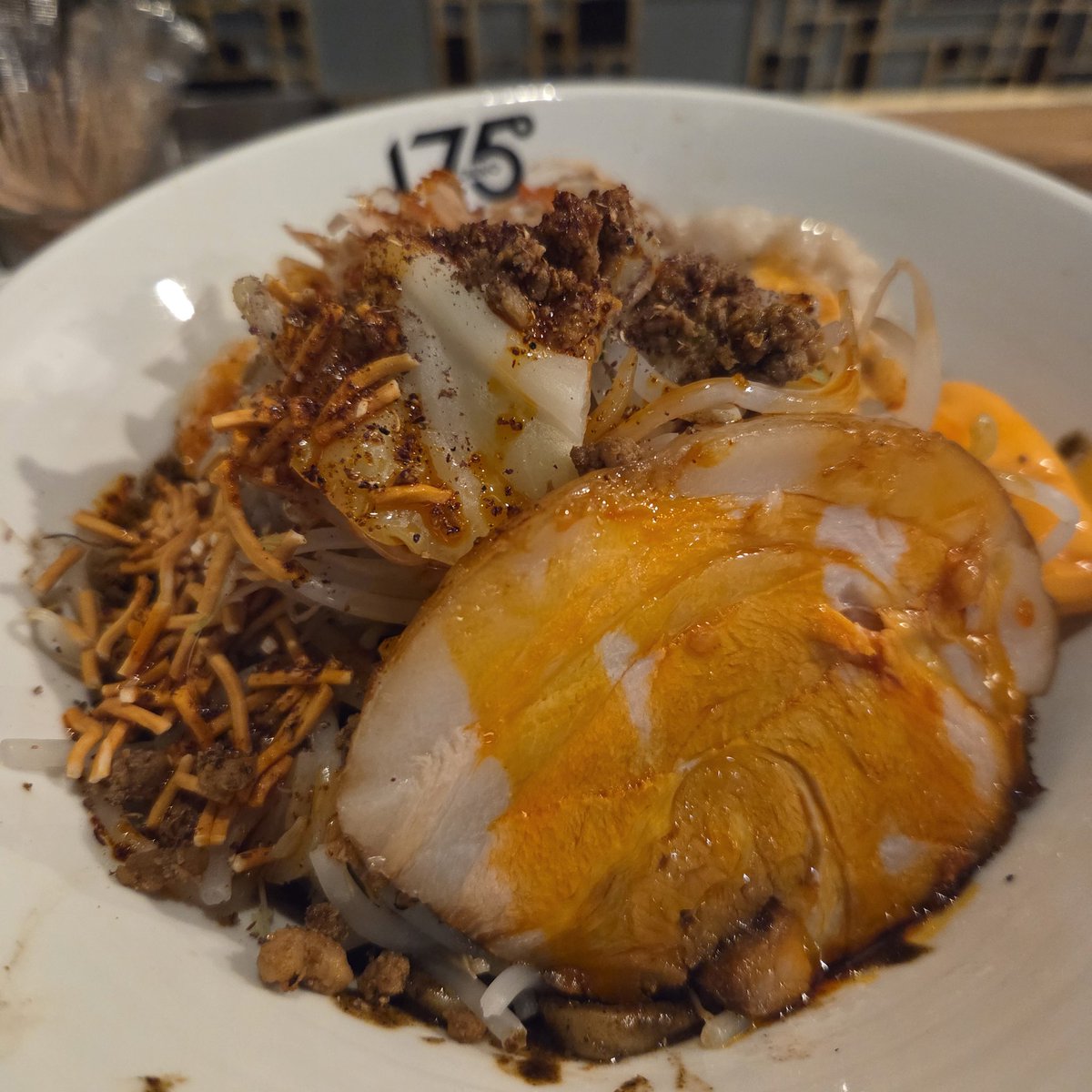 175°DENOの二郎系が札幌でも食べれると知り久々に！その名も一七五郎🍜汁なし黒ごまにした😋カスタムめっちゃできて自分好みに仕上げれるの最高！うますぎたー🔥🧄