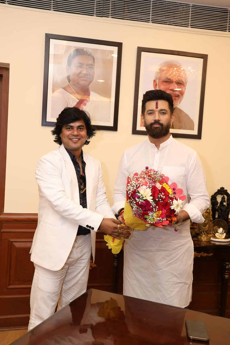 Happy Birthday <a href="/iChiragPaswan/">युवा बिहारी चिराग पासवान</a>  🎂
बिहार की नई राजनीति की नई पहचान — युवाओं की आवाज़, जनता की उम्मीद 🙌
यूँ ही देश और समाज की सेवा करते रहें 🇮🇳

#HappyBirthdayChiragPaswan #Bihar #YouthLeadership