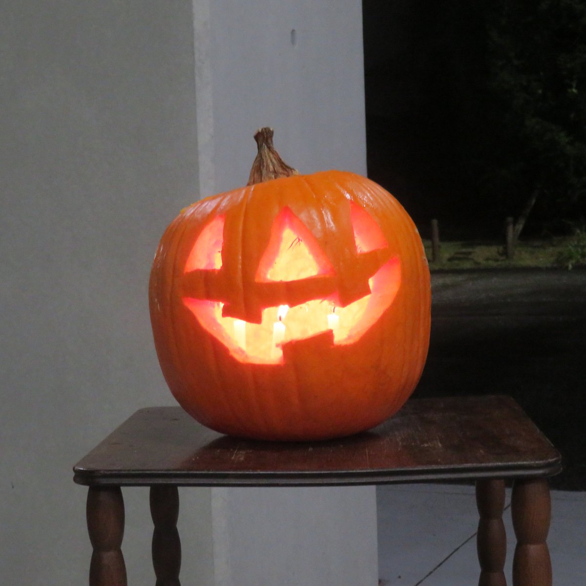 seisen_jsh's tweet image. 🎃SEISEN HALLOWEEN🎃
中1 #英語 AREクラスでは、恒例の #ジャックオーランタン づくり！
手づくりマスク🎭をかぶってハロウィン気分を存分に味わいました✨
ジャックオーランタンにキャンドルを灯すと一気にホラーな雰囲気が…👻

#清泉女学院 #ハロウィン #中学受験 #trickortreat