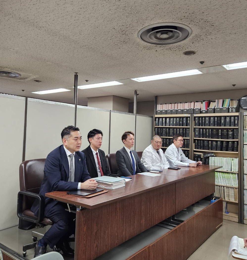 本日、零売訴訟の第３回口頭弁論期日が開かれました。オオギ薬局の扇柳さんを含め４名の零売事業者さんの尋問請求をしました。はじめて裁判所は薬機法改正前に審理を終えられるよう急ぐ姿勢を見せてくれました。記者会見での扇柳さんの言葉にグッときてしまいました。がんばります。