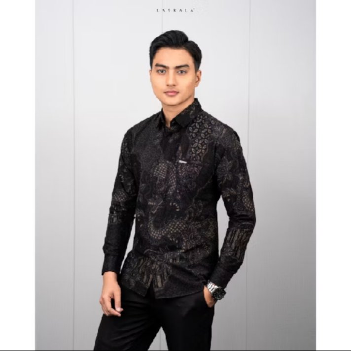 roja_fathur's tweet photo. Kemeja batik premium ini hadir dengan motif eksklusif bernuansa hitam elegan yang memancarkan wibawa dan keanggunan. Cocok untuk acara formal, pesta, maupun kerja kantoran
Link pembelian👇
https://t.co/QOR3HSsilu

#BatikPriaModern #OutfitFormal #GayaElegan #KemejaBatik https://t.co/wCSnPss4Q6