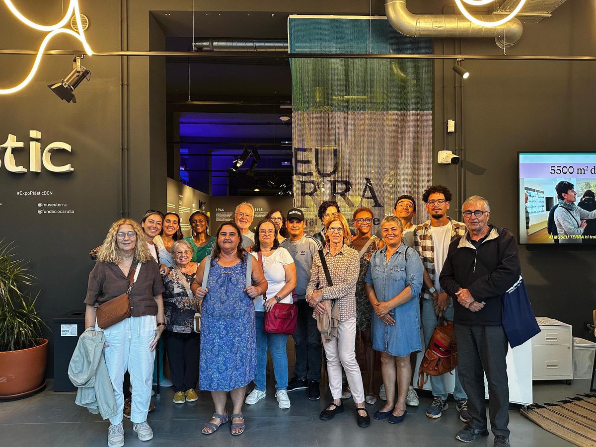 CNLBarcelona's tweet image. Al @cnlbarcelona no parem!!
📚 Visitem l’exposició Plàstic, genial o pervers? a l’Espai Terra de la @fundaciocarulla ♻️
🥮  Fem taller de panellets al centenari #FornElias
💬 Xerrem a l’Eixample per practicar català!

#Santmartí #Eixample #cnlbarcelona