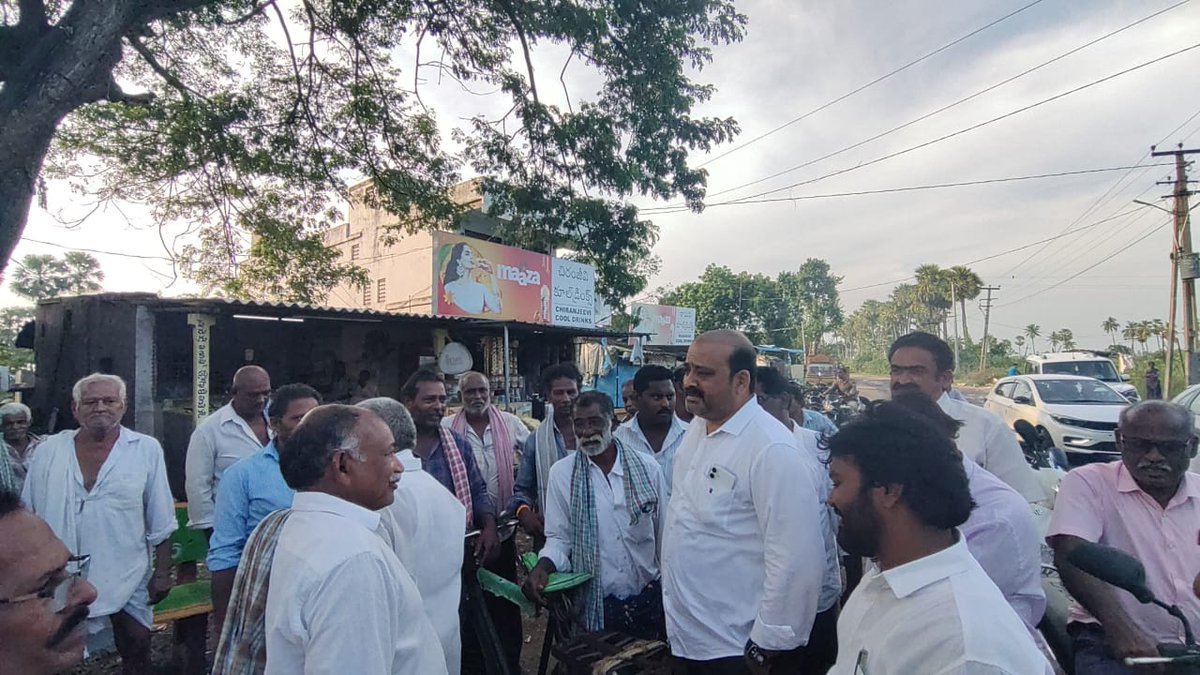 Jagananna Connects (@jaganannacncts) on Twitter photo కృష్ణాజిల్లా, పామర్రు నియోజకవర్గం, పమిడిముక్కల మండలంలోని పలు గ్రామాలలో మొంథా తుఫాన్ కారణంగా నష్టపోయిన పంట పొలాలను పరిశీలించిన పామర్రు నియోజకవర్గ మాజీ శాసనసభ్యులు కైలే అనిల్ కుమార్ గారు.
ఈ కార్యక్రమంలో పాల్గొన్న మండల వైఎస్ఆర్ కాంగ్రెస్ పార్టీ  నాయకులు, కార్యకర్తలు. కృష్ణాజిల్లా, పామర్రు నియోజకవర్గం, పమిడిముక్కల మండలంలోని పలు గ్రామాలలో మొంథా తుఫాన్ కారణంగా నష్టపోయిన పంట పొలాలను పరిశీలించిన పామర్రు నియోజకవర్గ మాజీ శాసనసభ్యులు కైలే అనిల్ కుమార్ గారు.
ఈ కార్యక్రమంలో పాల్గొన్న మండల వైఎస్ఆర్ కాంగ్రెస్ పార్టీ  నాయకులు, కార్యకర్తలు.