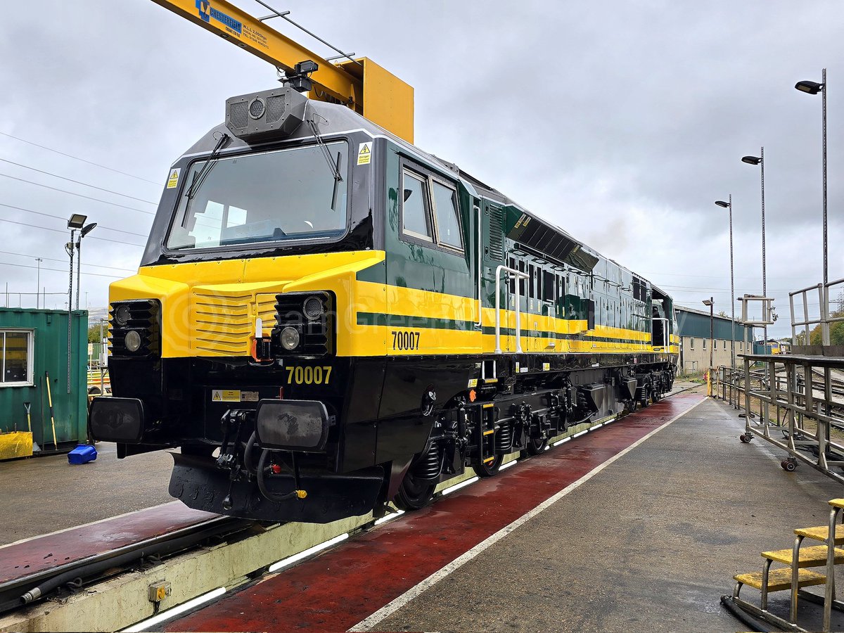 Oo shiny. #Team70 70007 in unbranded Heavy Haul green and yellow 🟩🟨 on the outside pit at Maritime.