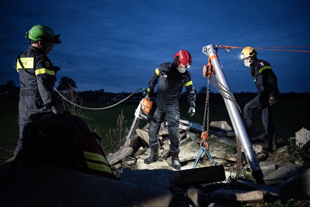 riisc_7's tweet image. [ Exercice INSARAG ]

Le 7e RIISC termine 36h d’exercice intensif en conditions réelles sur une simulation de tremblement de terre. Objectif : la reclassification en sauvetage-déblaiement aux normes ONU en janvier 2026 pour garantir l’interopérabilité sur le terrain.
