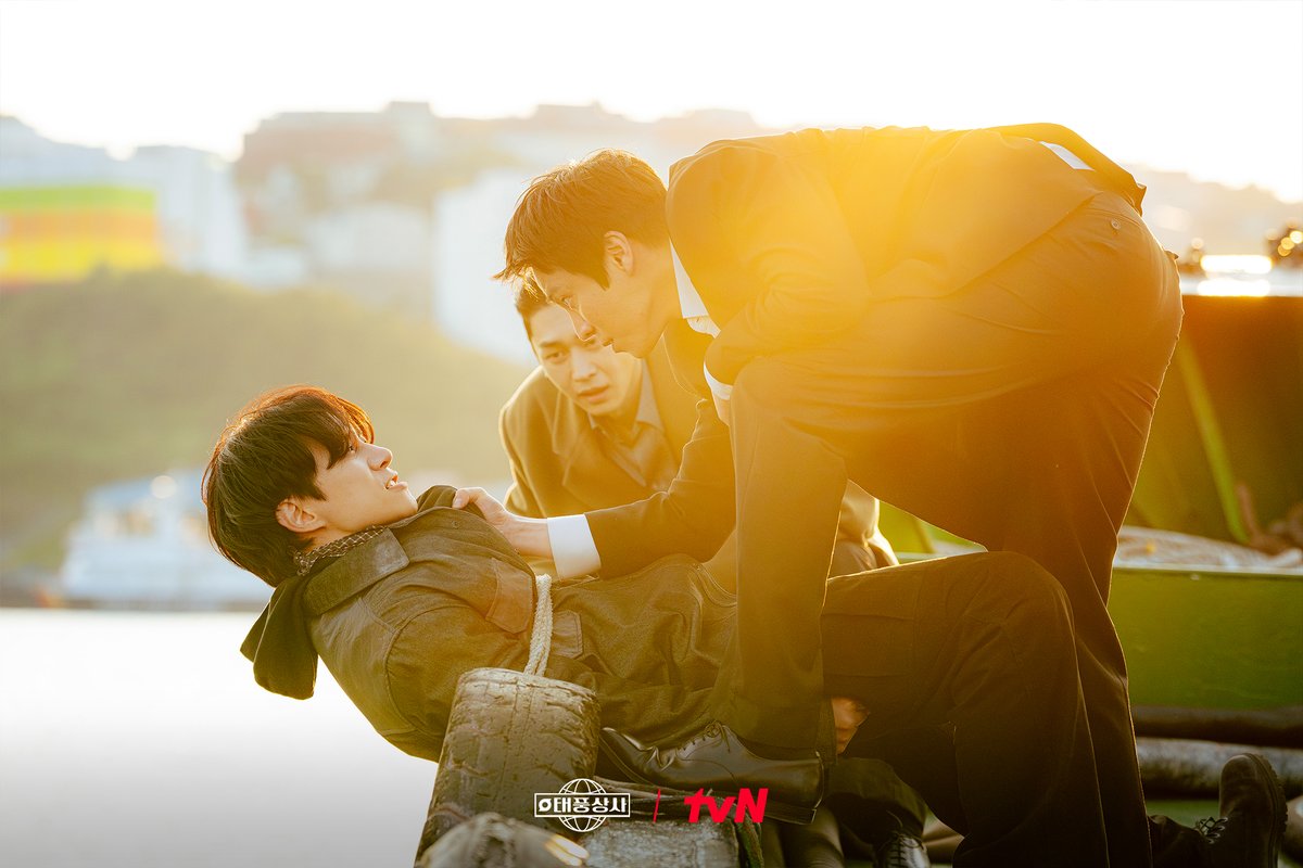 차가운 바닷물에 빠질 위기의 태풍!💥
태풍은 안전화 5천 개를 수출하고, 1억 갚을 수 있을까?😨

[토일] 밤 9:10 방송ㅣtvN
#같이달려tvN #태풍상사 #Typhoonfamily