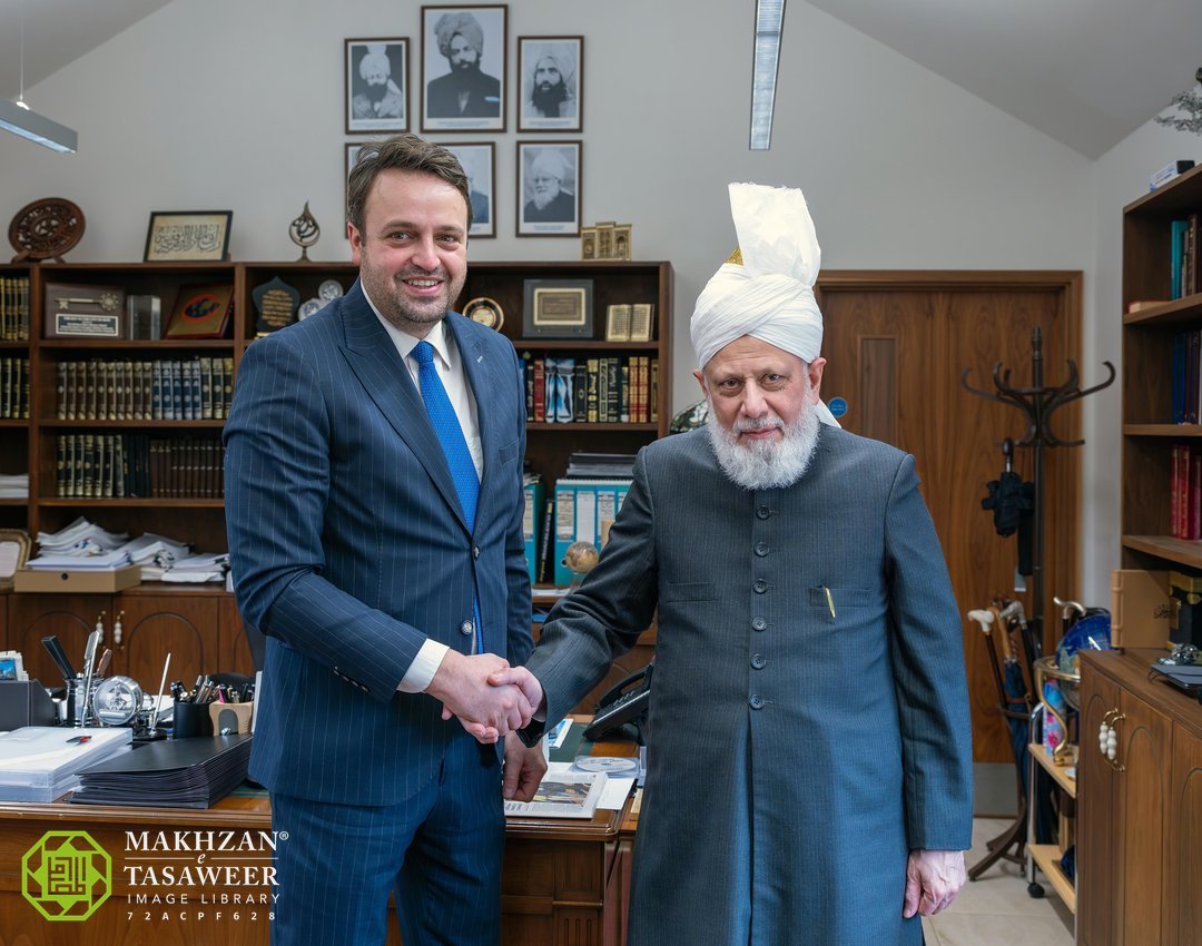 pressahmadiyya's tweet photo. The mayor of the city of Goražde in Bosnia and Herzegovina, Ernest Imamović, had the honour of meeting His Holiness Hazrat Mirza Masroor Ahmad in the UK this week.

Mr Imamović expressed his appreciation for the Ahmadiyya Muslim Community's charitable works in Bosnia. He said about His Holiness, "I saw in his eyes honesty and a vision for peace."

They spoke about the religious demographics of Bosnia, religious freedom and politics in the country, the Islamic teachings of love and peace, and the dangers the world is facing through wars and division.