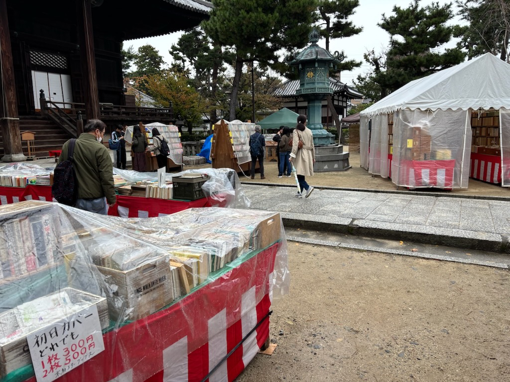 koshoken's tweet image. 第49回秋の古本まつり２日目　朝から雨模様の中通常通り開店しましたが、昼過ぎから雨足が強くなり、とうとう午後15時30分に終了を余儀なくされました。こんな悪天の中でもご来場、お買上頂いたお客様に心より感謝いたします。明日は天気も回復しますので、仕切りなおして各店気合を入れて臨みます。