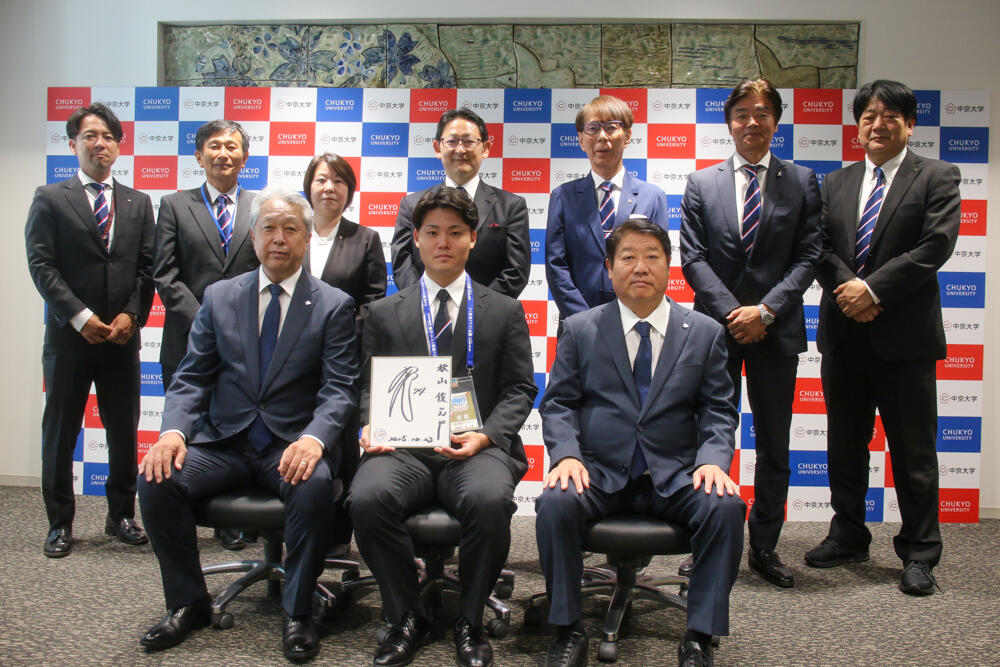 埼玉西武ライオンズからドラフト3位指名された #秋山俊 選手が指名挨拶を受けました⚾

「プロ野球選手になる実感が湧いた。軸をぶらさず、自分の色を出していけるように頑張りたい」と意気込みました✨
詳細はこちらから👇
chukyo-u.ac.jp/news/2025/10/0…

#中京大学 #硬式野球部 #ドラフト会議 #Seibulions