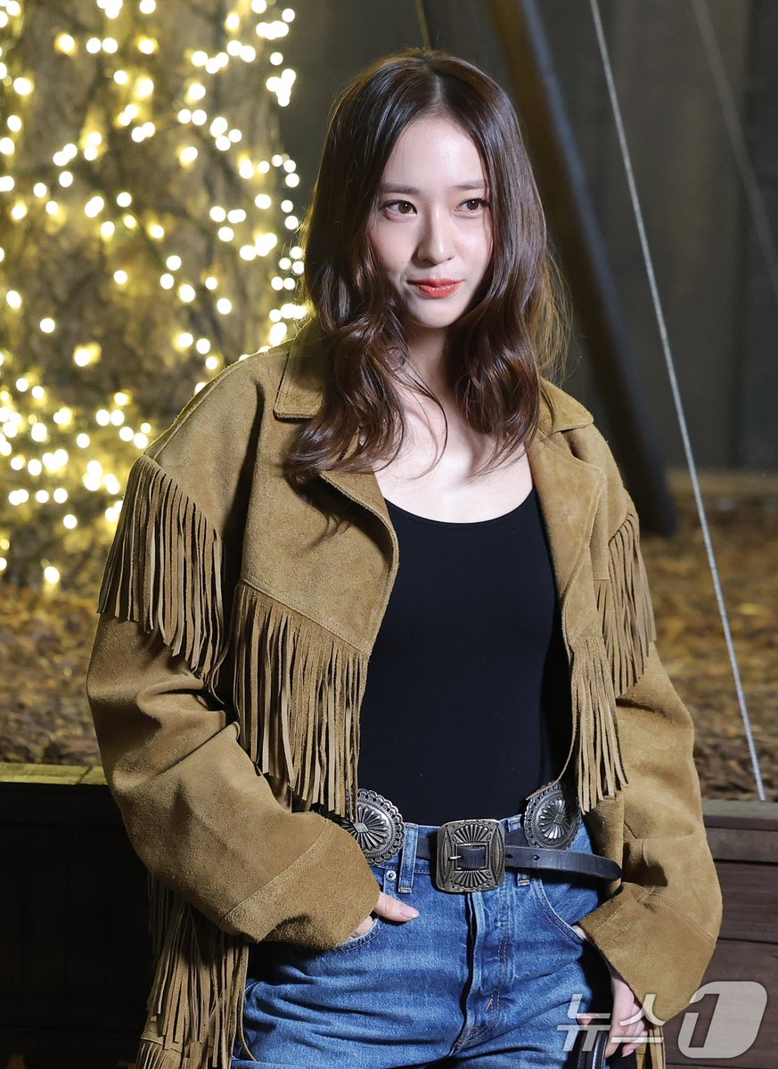 aes4walls's tweet photo. krystal looks so pretty today omg 🤎🫶🏻 https://t.co/r5SxFlzztl