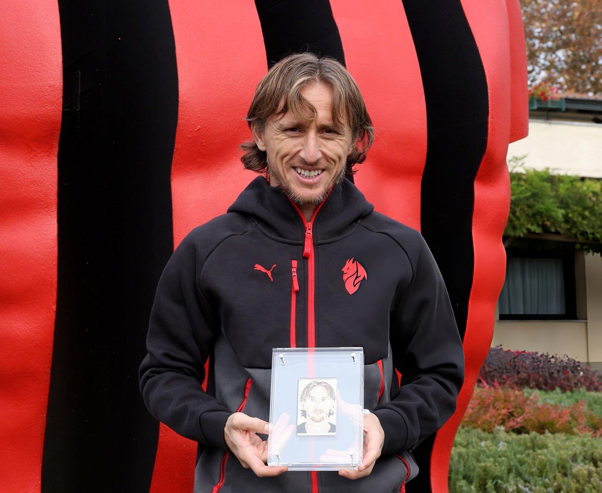 TouchlineX's tweet image. 🚨 𝗕𝗥𝗘𝗔𝗞𝗜𝗡𝗚: Luka Modric has been awarded the Serie A MVP award!