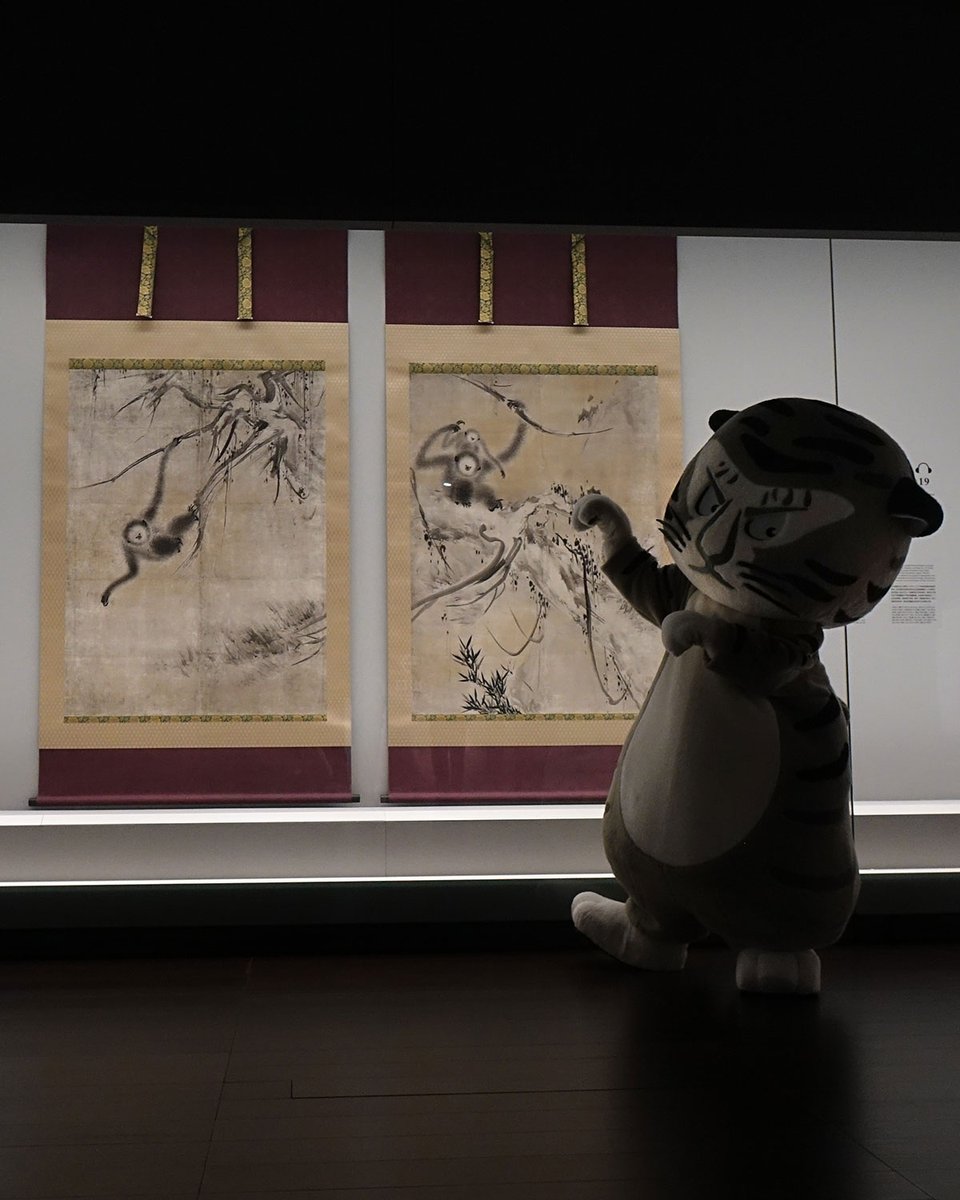 ＼教科書の表紙／
京都市の中学校・美術の教科書（光村図書）の表紙を飾る「枯木猿猴図」。ただいま ＃宋元仏画展 で展示しています。ぜひ実物をご鑑賞ください。中学生以下は観覧無料です（要証明）。

重要文化財　枯木猿猴図
長谷川等伯筆
桃山時代　16世紀
京都・龍泉庵蔵