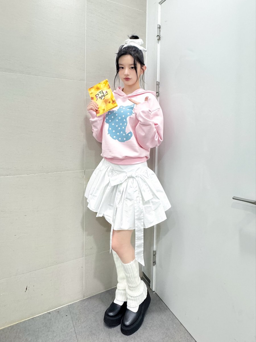 ILLIT_official's tweet photo. [#DAILY_IT]
10월의 마지막도 민주 은행장과 함께해 줘서 고마워요!💓
즐거운 주말 보내세요🥰

251031 @ 뮤직뱅크
#MINJU #민주 #ILLIT #아일릿 https://t.co/G7Xi4O0Vjf