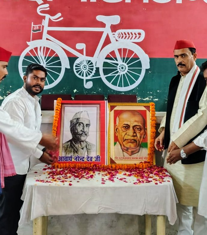 PrashoonKumar2's tweet image. 📍#शाहजहांपुर 
महान समाजवादी चिंतक एवं विचारक आचार्य नरेन्द्र देव जी की जयंती तथा आधुनिक भारत के निर्माता,&apos;भारत रत्न&apos; लौहपुरुष सरदार वल्लभभाई पटेल जी की जयंती पर समाजवादी पार्टी के जिलाध्यक्ष मा. तनवीर खां जी के साथ पुष्प अर्पित कर भावपूर्ण स्मरण किया।