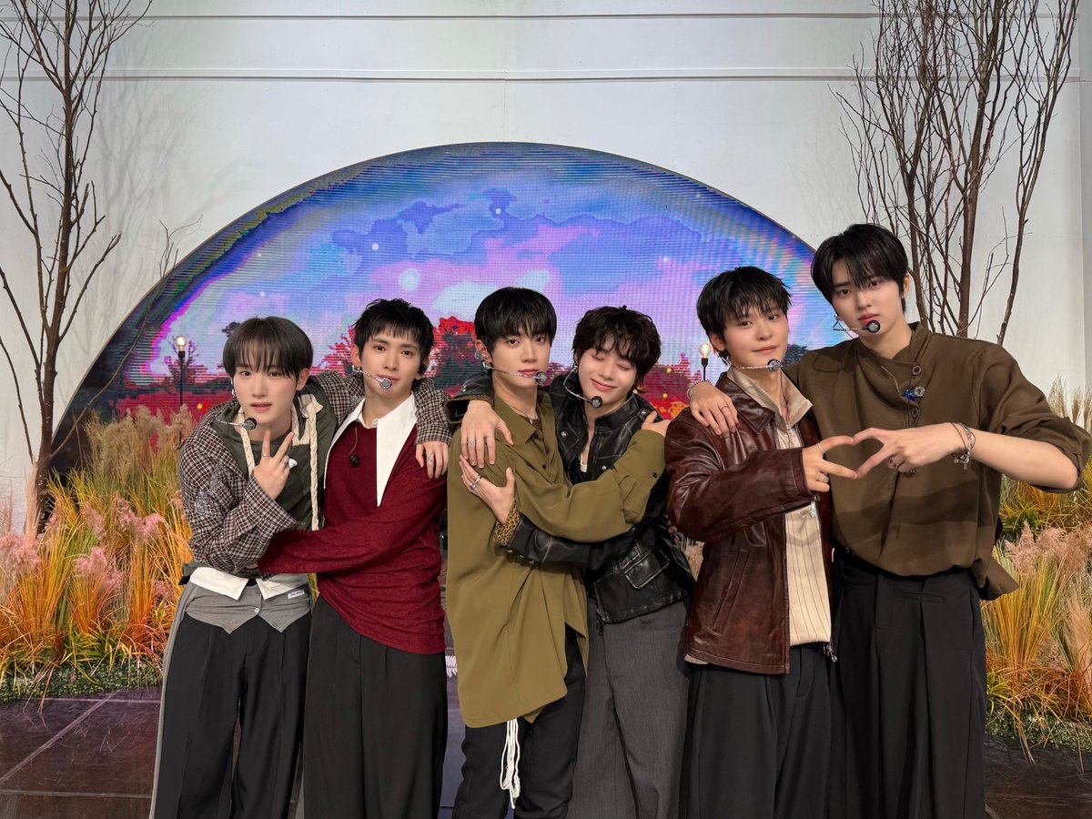 TPST__official's tweet photo. [📸TEMPIC]

25.10.31 #뮤직뱅크

템자님들한테 잘 어울리는 색상은⁉️
버건디, 브라운, 
그리고 템자님들 미모에 불타버린 iE의 심장
𝑩𝑳𝑨𝑪𝑲 ★🖤🎧  *ੈ✩‧₊˚

오늘만큼은 템자님들 퍼스널 컬러 가을 웜톤 🍂

템자님들의 첫방 성공적 
이번 활동도 감동적인 추억 많이 만들어요 ٩₍ᐢ⸝⸝ᵕᆺᵕ⸝⸝ᐢ₎ว

#TEMPEST #템페스트
#한빈 #형섭 #혁 #은찬 #LEW #태래
#As_I_am #In_The_Dark
#TPST_ITD
