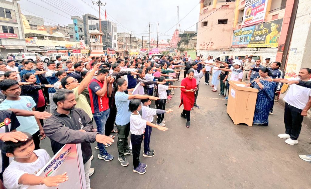 NirmalaBhuria's tweet photo. आज #झाबुआ के ऐतिहासिक राजवाड़ा परिसर में देश के लौह पुरुष सरदार श्री वल्लभभाई पटेल जी की 150वीं जयंती के अवसर पर आयोजित कार्यक्रम में सहभागिता की। “#एकता_दौड़ (#Run_for_Unity)” कार्यक्रम के शुभारंभ में सरदार वल्लभभाई पटेल के चित्र पर पुष्प अर्पित कर श्रद्धांजलि दी। तत्पश्चात उपस्थित जनसमूह को “#राष्ट्रीय_एकता_दिवस_शपथ” दिलाई, जिसमें सभी ने देश की एकता, अखण्डता और सुरक्षा बनाए रखने का संकल्प लिया।

“सरदार पटेल ने स्वतंत्रता के पश्चात भारत के 562 रियासतों को एक सूत्र में पिरोकर अखंड भारत का निर्माण किया। उनका जीवन हमें राष्ट्रीय एकता, दृढ़ संकल्प और निस्वार्थ सेवा का प्रेरणादायी संदेश देता है।” सभी नागरिकों से अपील है कि वे एकता, भाईचारे और राष्ट्रीय समर्पण की भावना को अपने जीवन का हिस्सा बनाएं। कार्यक्रम में बड़ी संख्या में स्कूली एवं महाविद्यालयीन विद्यार्थी, एनसीसी कैडेट, एनएसएस स्वयंसेवक, पुलिस बल के अधिकारी- कर्मचारी तथा विभिन्न सामाजिक संगठनों के प्रतिनिधि सम्मिलित हुए।

इस अवसर पर भाजपा जिला अध्यक्ष श्री भानू भूरिया, अतिरिक्त पुलिस अधीक्षक श्री प्रतिपाल सिंह महोबिया, एसडीओपी झाबुआ सुश्री रूपरेखा यादव, डीएसपी श्री कमलेश शर्मा, गणमान्य नागरिकगण, मीडियाकर्मी एवं स्थानीय जनप्रतिनिधि उपस्थित थे।
#झाबुआ #jhabua