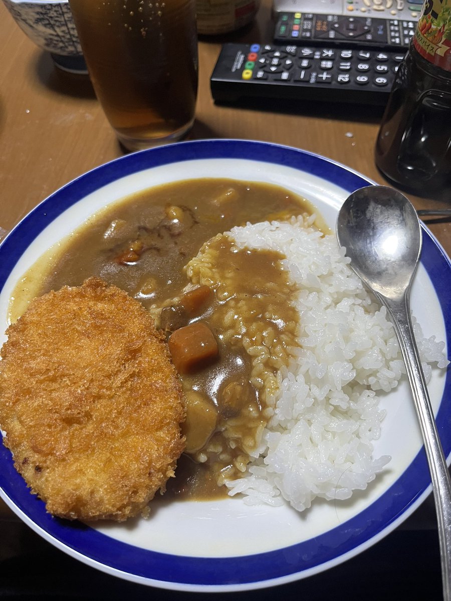 晩御飯です。
セブン先輩のレトルトカレー中辛とスーパーコロッケです。

#今日の晩御飯