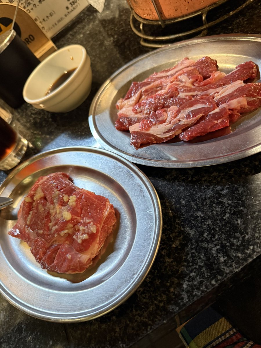 daihobby's tweet image. 久しぶりに北海道にも行ってまいりました。

宿泊先の小樽に夜遅くついたので、しらみつぶしに #ジンギスカン🐏リサーチ。
入ったお店はお肉が新鮮で臭みもなく、これは良いものだ〜ステーキも食べちゃった☺️