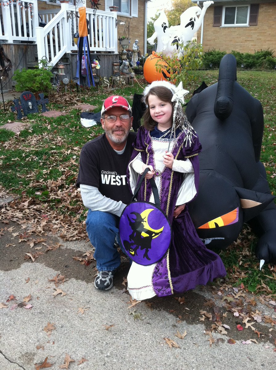 classof22swift's tweet image. Today is the first Halloween without my grandpa. He used to accompany me trick or treating. It was one of the holidays my divorced grandparents would spend together and that he would have the most involvement in. I’m sure his costume this year in heaven is an angel.