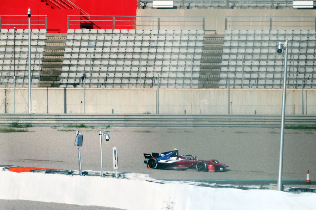 tobiw_apex's tweet image. #FETesting: Tatiana Calderon in the Citroën Racing ë-CX in the gravel for the second time within a few minutes. She was able to get on the track without help.

#ABBFormulaE #FormulaE #FormelE