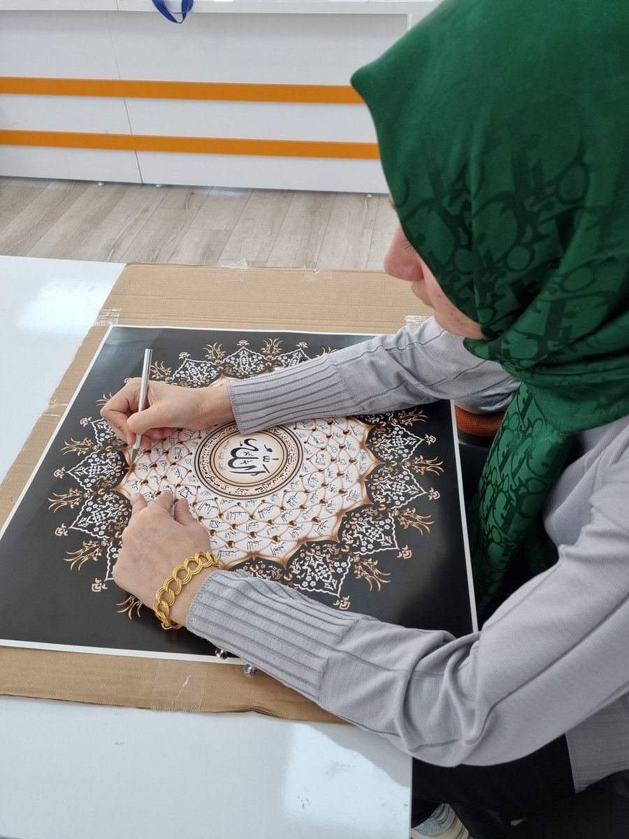 El emeği, göz nuru… 💕
Temsilciliğimizde devam eden El Sanatları Kursunda kursiyerlerimizin üretme heyecanı, çalışmalarımıza renk katıyor. 💫🌸
#ElSanatları #KadınEmeği #ÜretenKadınlar