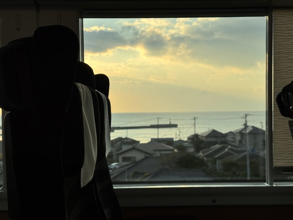 oosenohama's tweet image. 茨城県日立市　会瀬港の灯台
常磐線特急ひたち号の車内より